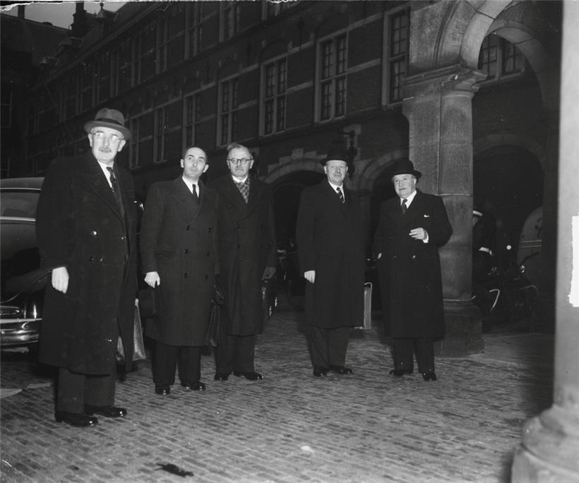 Pierre Dupong (2e de dr.), chef de gouvernement issu du parti de la droite, trouva un compromis avec la gauche à une époque où les extrêmes avaient pourtant le vent en poupe
