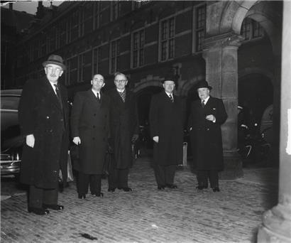 Pierre Dupong (2e de dr.), chef de gouvernement issu du parti de la droite, trouva un compromis avec la gauche à une époque où les extrêmes avaient pourtant le vent en poupe

