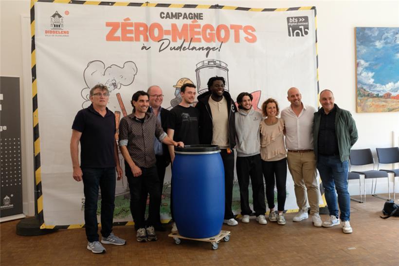 Pierre Felten, Giovanni Kemevuako und Michael Marques (Mitte) und ihre Lehrer vom BTS Content Creation im Lycée Nic Biever sind stolz auf ihre Arbeit
