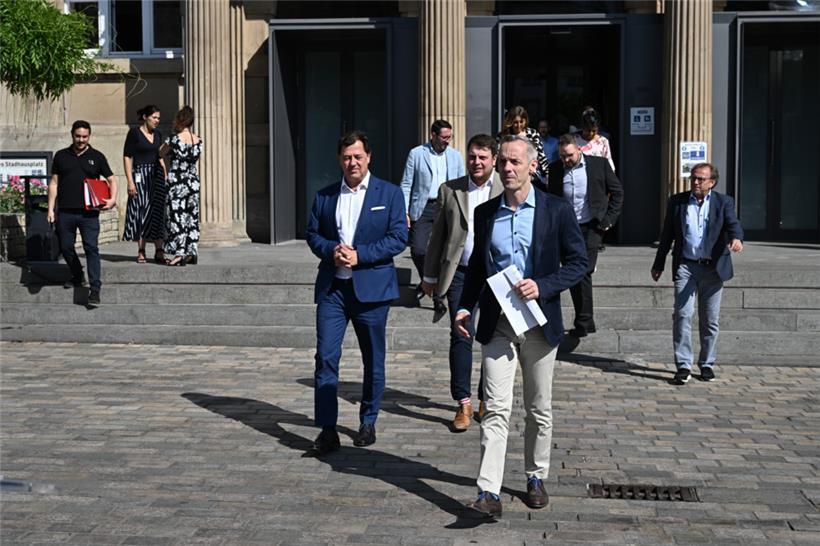 Pim Knaff, Meris Sehovic und Georges Mischo (v.l.n.r.), gefolgt von ihren Parteikollegen 
