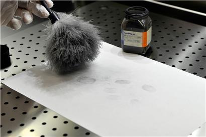 Pinsel und Puder haben bei den Ermittlern der Kriminalpolizei noch nicht ausgedient. Je nach Beschaffenheit des Beweisstückes aber müssen sich die Beamten anderer Techniken bedienen.

