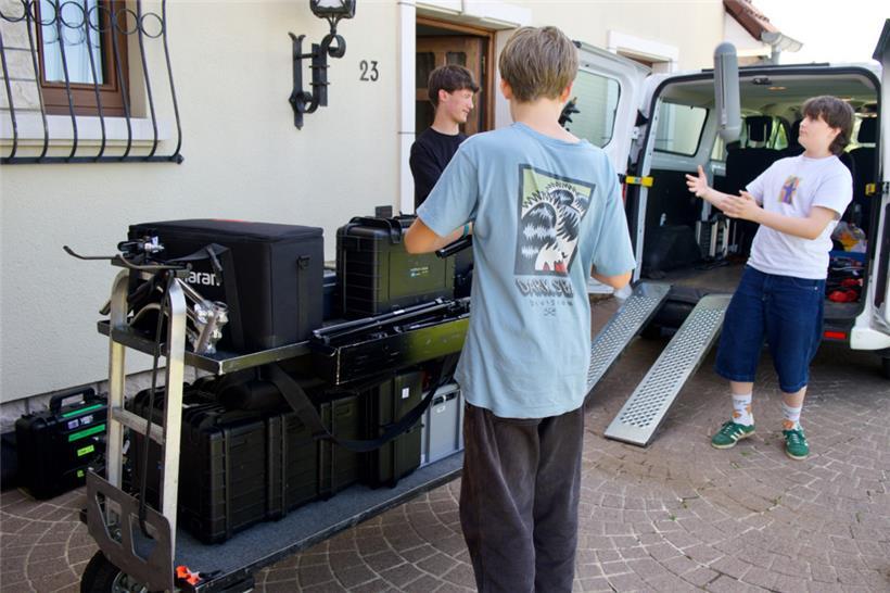 Pit, Owen und Rick beim Setaufbau in Leudelingen