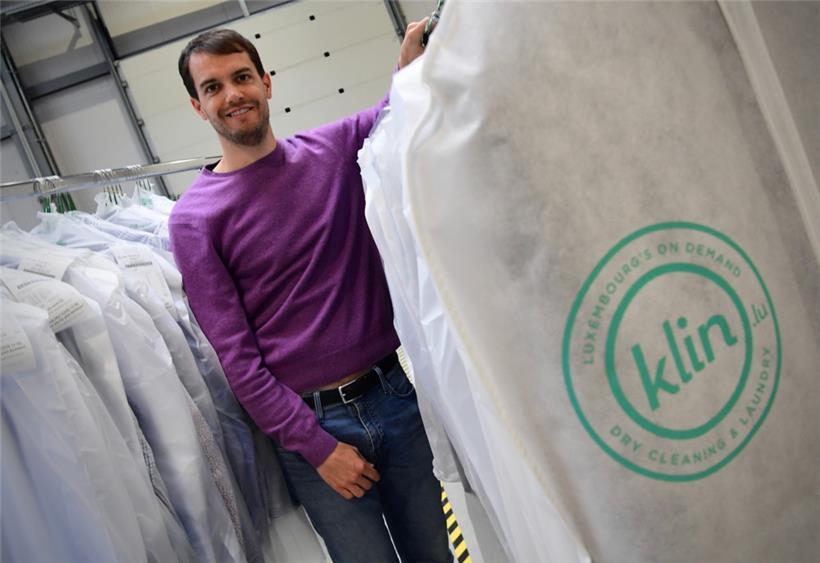 Pit Zens, der Gründer von Klin sàrl, inmitten von Kundenaufträgen. Nach dem Brand soll es so schnell wie möglich mit der Produktion weitergehen. 
