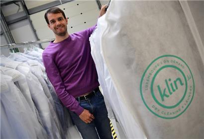 Pit Zens, der Gründer von Klin sàrl, inmitten von Kundenaufträgen. Nach dem Brand soll es so schnell wie möglich mit der Produktion weitergehen. 

