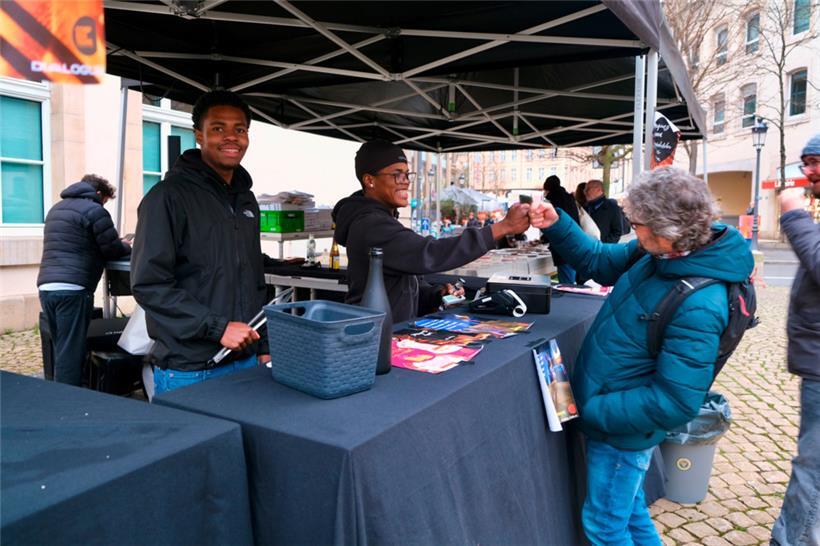 Place Clairefontaine: Trotz grauem Wetter kamen Besucherinnen und Besucher, um ein Stück vom „Weeltzer Dësch“ mit nach Hause zu nehmen
