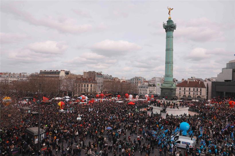 Place de la Bastille jeudi à Paris: le président français n’arrive pas à calmer la contestation contre sa réforme des retraites, au contraire, ses interventions font enfler les rangs des manifestants
