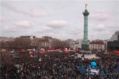 Place de la Bastille jeudi à Paris: le président français n’arrive pas à calmer la contestation contre sa réforme des retraites, au contraire, ses interventions font enfler les rangs des manifestants

