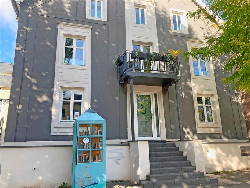 Place du marché Nr. 3, gegenüber vom Rathaus – hier kommt der Annex hin. Dafür w...