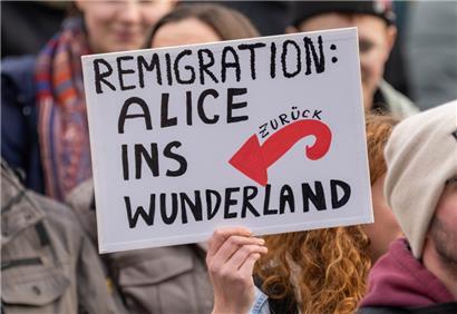 Plakat bei einer Demonstration und Kundgebung in Rostock unter dem Motto „Solidarität statt Ausgrenzung“ gegen die AfD
