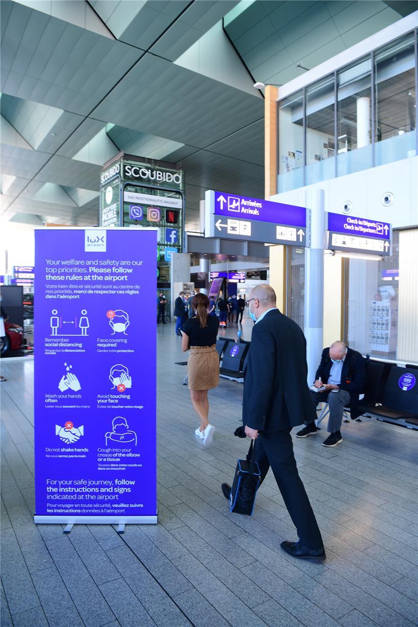 Plakate, Hinweisschilder und Anzeigetafeln erinnern auf Schritt und Tritt an die gängigen Barriere-Gesten
