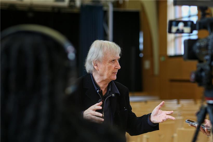 Plantu im Interview am Uelzechtkanal, zeigt seine Zeichenkunst und kreative Cartoon-Illustrationen.