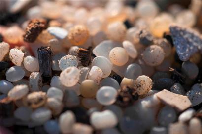Plastikgranulat auf dem Strand von Tarragona, das im Januar 2024 von einem Schiff ins Meer gefallen war 
