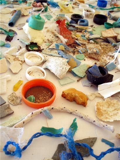 Plastikmüll zerfällt in der Umwelt in immer kleinere Teile
