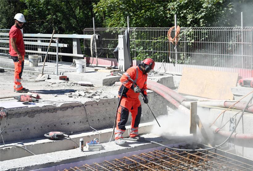 Platz für die Dehnungsfuge: Zum Straßenbauhandwerk gehören auch aufwändige Beton...