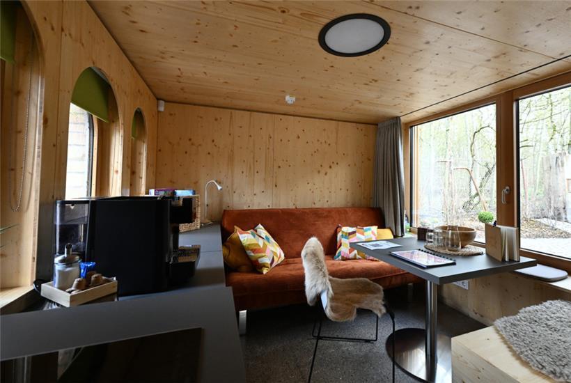 Platz ist in der kleinsten Hütte: der Essbereich. Die Couch lässt sich zum Bett ...