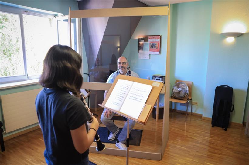 Plexiglas zwischen Schüler und Lehrer, das ist seit dem ersten Lockdown Standard im Escher „Conservatoire“
