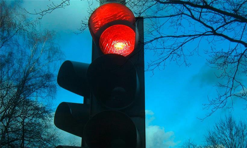 Plötzlich schepperte es: Ein Lieferwagen war auf ein an einer roten Ampel wartendes Fahrzeug aufgefahren
