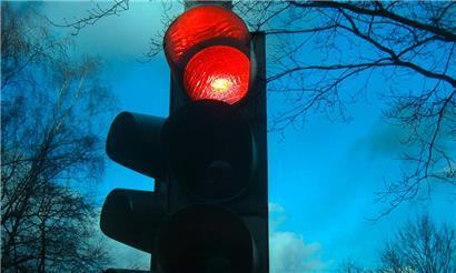 Plötzlich schepperte es: Ein Lieferwagen war auf ein an einer roten Ampel wartendes Fahrzeug aufgefahren
