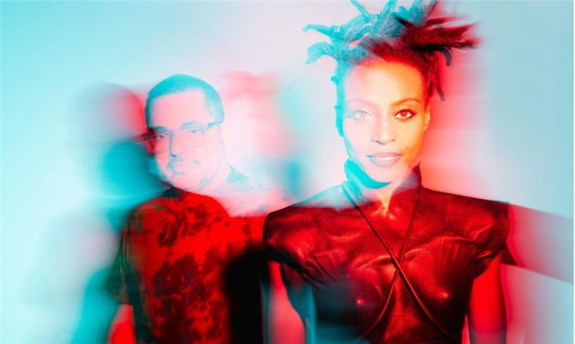 Plus qu’une voix, Skye Edwards, chanteuse du groupe, incarne un contrôle du souffle, une diction nette et un timbre qui édulcore sans sucre
