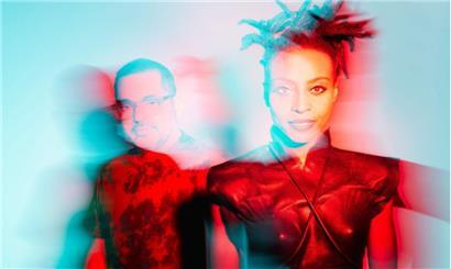 Plus qu’une voix, Skye Edwards, chanteuse du groupe, incarne un contrôle du souffle, une diction nette et un timbre qui édulcore sans sucre
