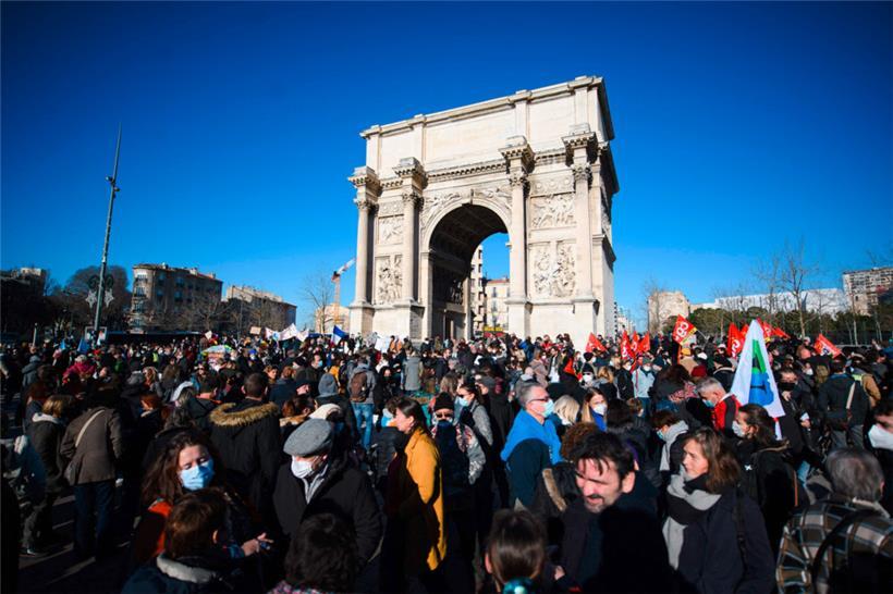 Plusieurs milliers d’enseignants ont défilé en France jeudi, jour de grève dans l’Éducation nationale, pour protester contre la valse des protocoles sanitaires
