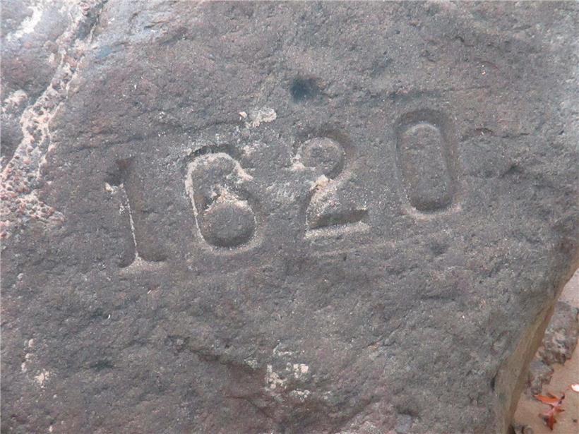 „Plymouth Rock“: le rocher marque le lieu supposé, où les pèlerins de la Mayflower accostèrent sur le continent américain
