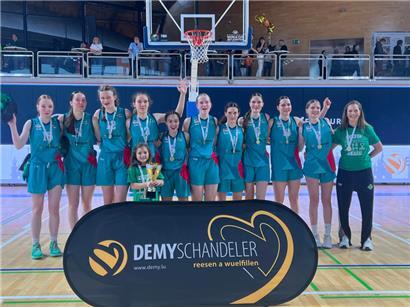 Pokal-Sieger bei den Filles Scolaires: die Hosterter Mädchen um Trainerin Andrea „Muci“ Haris (rechts)
