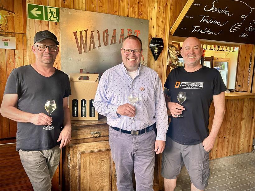 Pol Floerchinger, Georges Laux und Romain Mahowald stehend nebeneinander, Porträtfoto von drei Männern