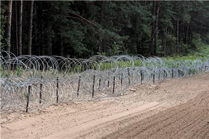 Polen will einen 2,50 Meter hohen Zaun an seiner Grenze zu Belarus errichten
