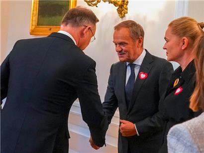 Polens Präsident Andrzej Duda (l.) empfing gestern den Oppositionsführer Donald Tusk (M.)
