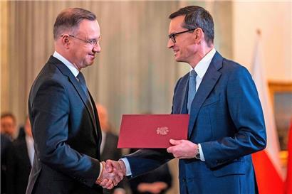 Polens Präsident Andrzej Duda (l.) hält noch an Mateusz Morawiecki als Regierungschef fest
