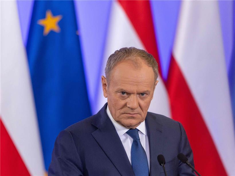 Polens Premier Donald Tusk diskutiert entschlossen gegen das Veto von Nawrocki in politischer Debatte