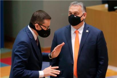 Polens Premier Mateusz Morawiecki und der ungarische Regierungschef Viktor Orban (r.): Es wird noch einige Jahre dauern, bevor die EU gegen die Machenschaften der beiden Regierungschefs vorgehen kann
