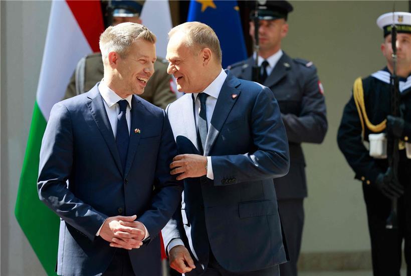 Polens Premier Donald Tusk empfängt ungarischen Ministerpräsidenten Peter Magyar in Warschau, beide lachen entspannt