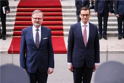 Polens Regierungschef Mateusz Morawiecki (r.) begrüßt seinen tschechischen Amtskollegen Petr Fiala mit militärischen Ehren vor der Kanzlei des Premierministers

