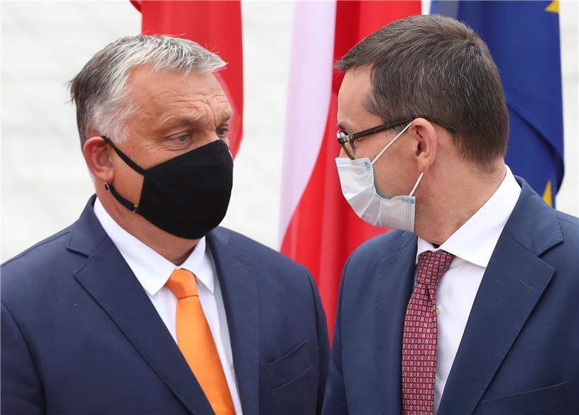 Polens Regierungschef Mateusz Morawiecki (r.) und sein ungarischer Amtskollege Viktor Orban wollen zwar nicht die Regeln, aber den Geldsegen aus der EU akzeptieren
