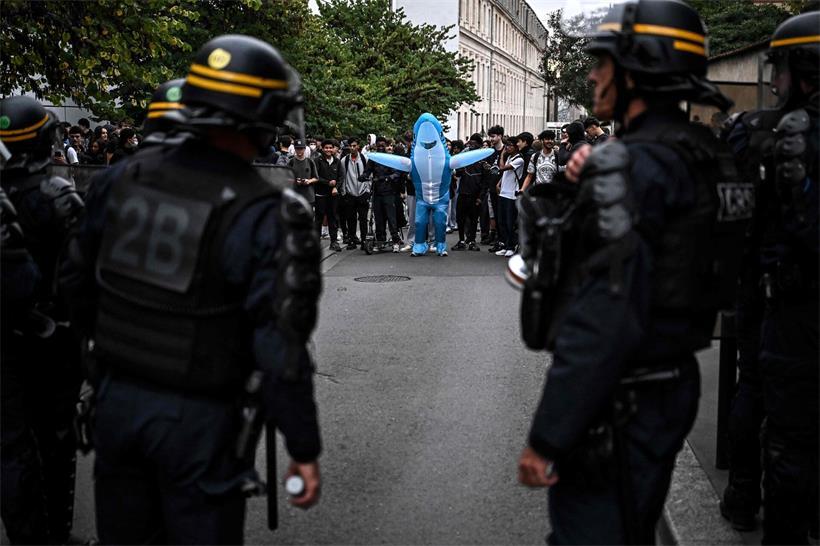 Police et manifestants se confrontent devant le Lycée Gustave Eiffel à Bordeaux