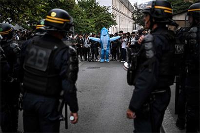 Police et manifestants se confrontent devant le Lycée Gustave Eiffel à Bordeaux