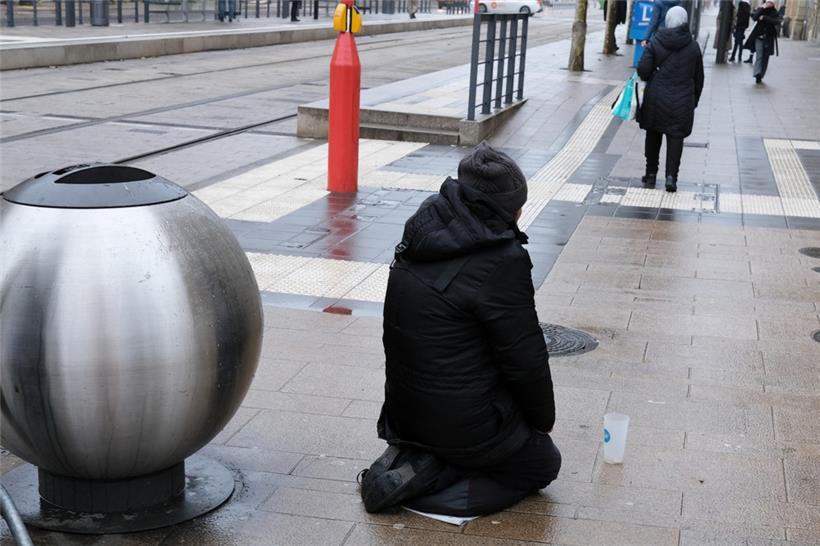 Politik gegen die, die ganz unten stehen: Mit ihrem Bettelverbot hat sich die CSV-DP-Regierung auch den ersten internationalen Imageschaden eingeholt
