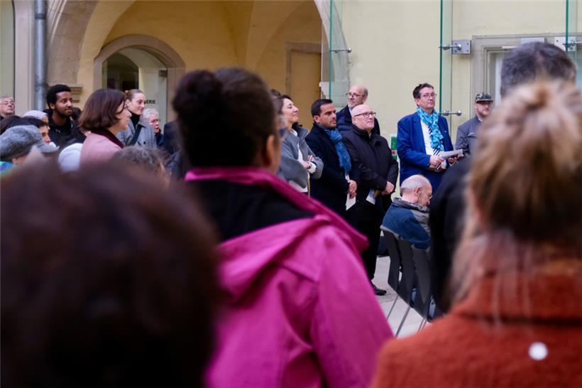 Politiker und Kirchenmänner Schulter an Schulter mit jenen, die wissen, wie es s...