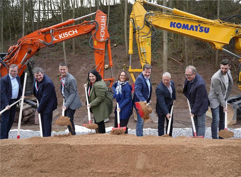 Politiker beim offiziellen Spatenstich für Baubeginn, symbolischer Start der Bauarbeiten seit 26. Januar