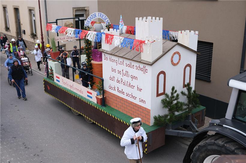 Wie ein bekennender Karnevalsmuffel die „Dikricher Cavalcade“ erlebt Politische Karikatur „Dikator Frieden“ verbindet Musik und Massenstimmung in gesellschaftskritischem Kontext