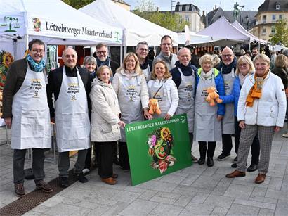 Politische Vertreter halfen am Samstag beim „Stater Maart“ an den Marktständen aus