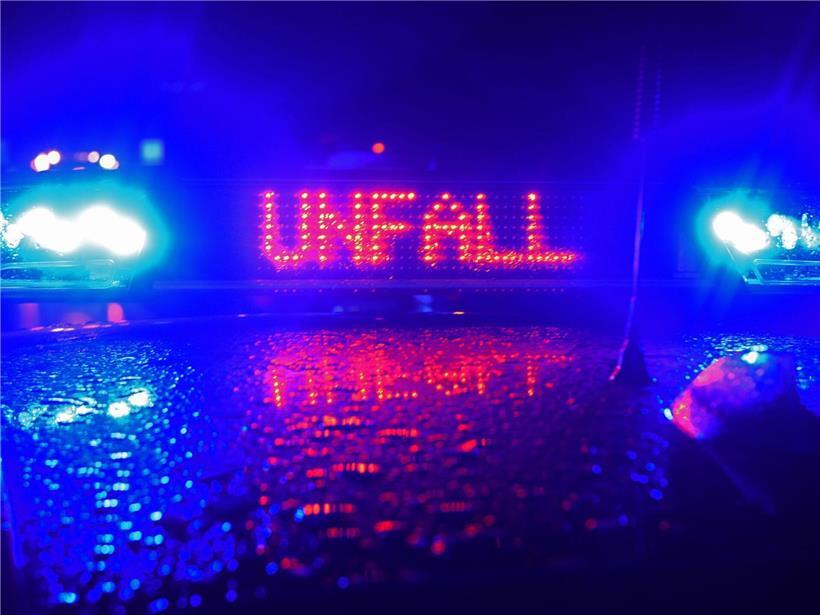 Polizei-Blaulicht leuchtet bei Unfallaufnahme auf Straße in der Nacht