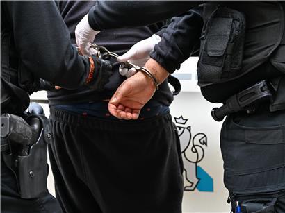 Polizeieinsatz bei nächtlichen Zwischenfällen in Luxemburg-Stadt mit Einsatzfahrzeugen und Beamten vor Ort