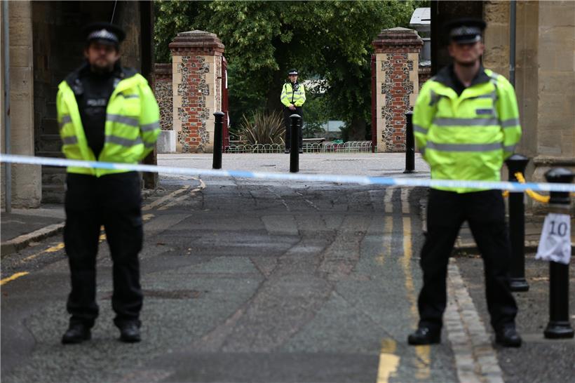 Polizei stehen am Abbey Gateway von Forbury Gardens im Stadtzentrum von Reading hinter Absperrband nach einer Messerstecherei in Forbury Gardens. Bei der Messerstecherei sind nach Polizeiangaben drei Menschen ums Leben gekommen. 
