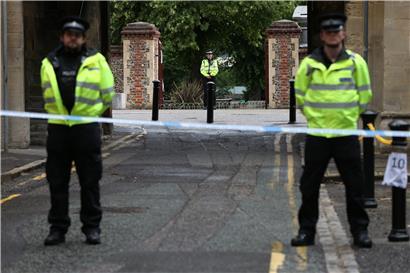 Polizei stehen am Abbey Gateway von Forbury Gardens im Stadtzentrum von Reading hinter Absperrband nach einer Messerstecherei in Forbury Gardens. Bei der Messerstecherei sind nach Polizeiangaben drei Menschen ums Leben gekommen. 

