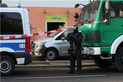 Polizei steht vor der Al-Irschad-Moschee in Berlin.
