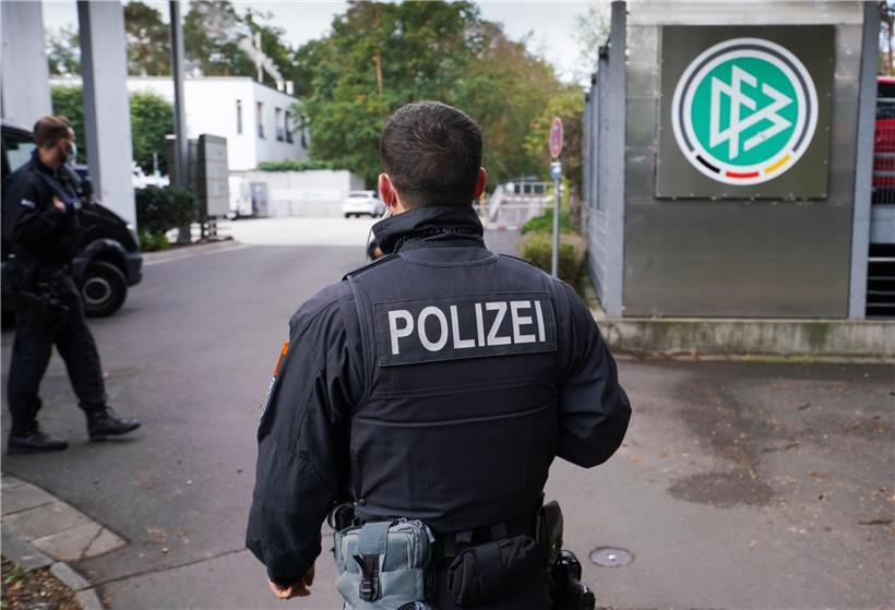 Polizei steht vor der DFB-Zentrale. Wegen des Verdachts der Steuerhinterziehung in besonders schweren Fällen hat die Staatsanwaltschaft Frankfurt/Main am Mittwoch die Geschäftsräume des Deutschen Fußball-Bundes (DFB) sowie Privatwohnungen von DFB-Verantwortlichen durchsucht.
