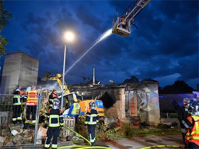 Polizei und Feuerwehr haben am Sonntagabend den Bereich rund um das ehemalige „Benu Village“ in Esch weiträumig abgesperrt